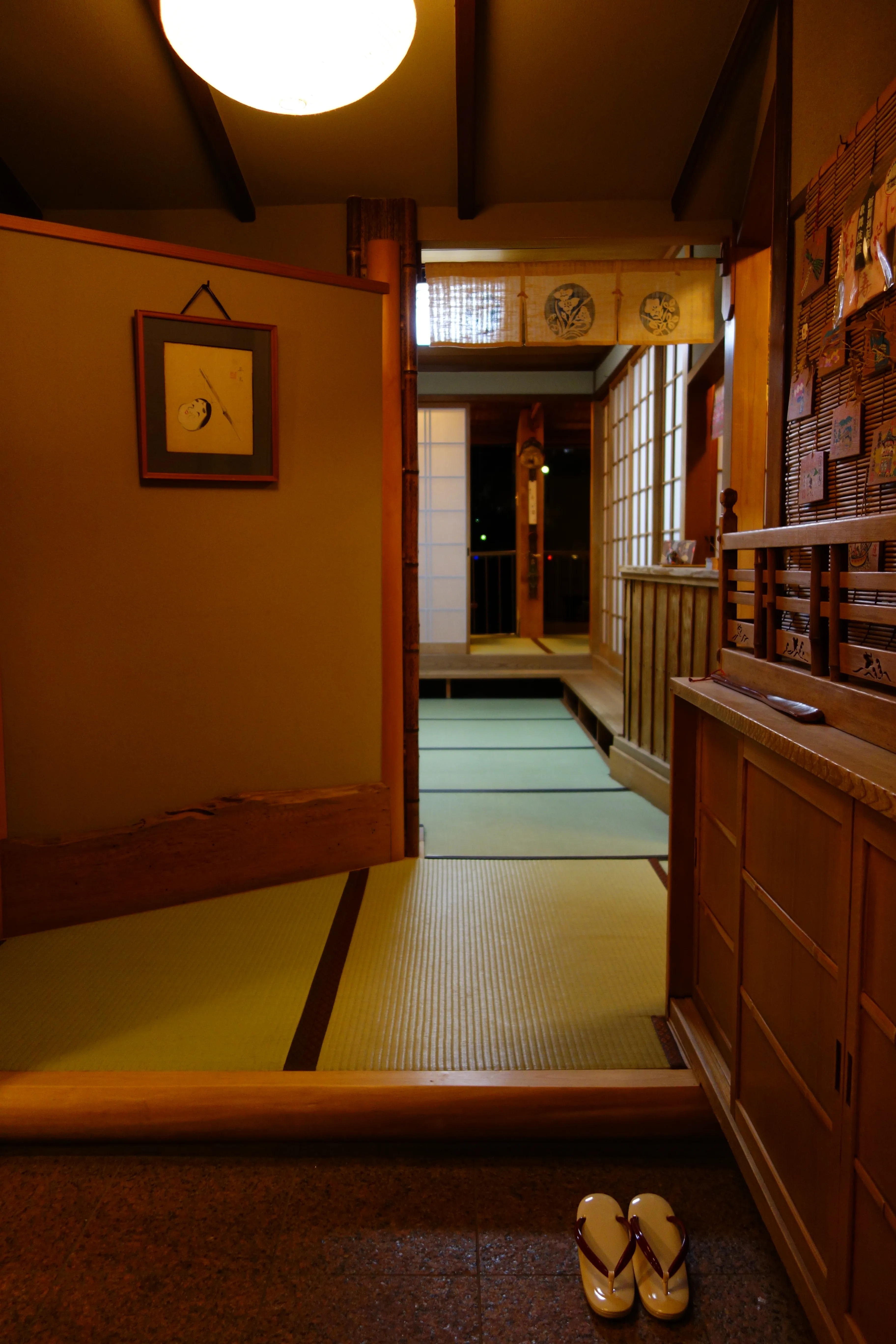 暖簾をくぐり、